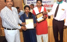 जिले की दो मेधावी छात्राओं को अयोध्या में किया गया सम्मानित