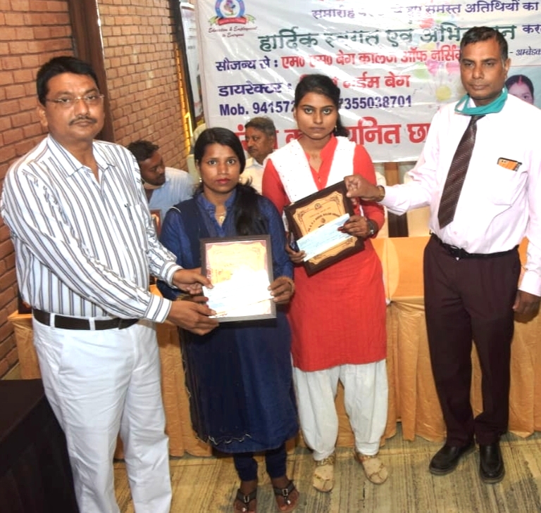 जिले की दो मेधावी छात्राओं को अयोध्या में किया गया सम्मानित