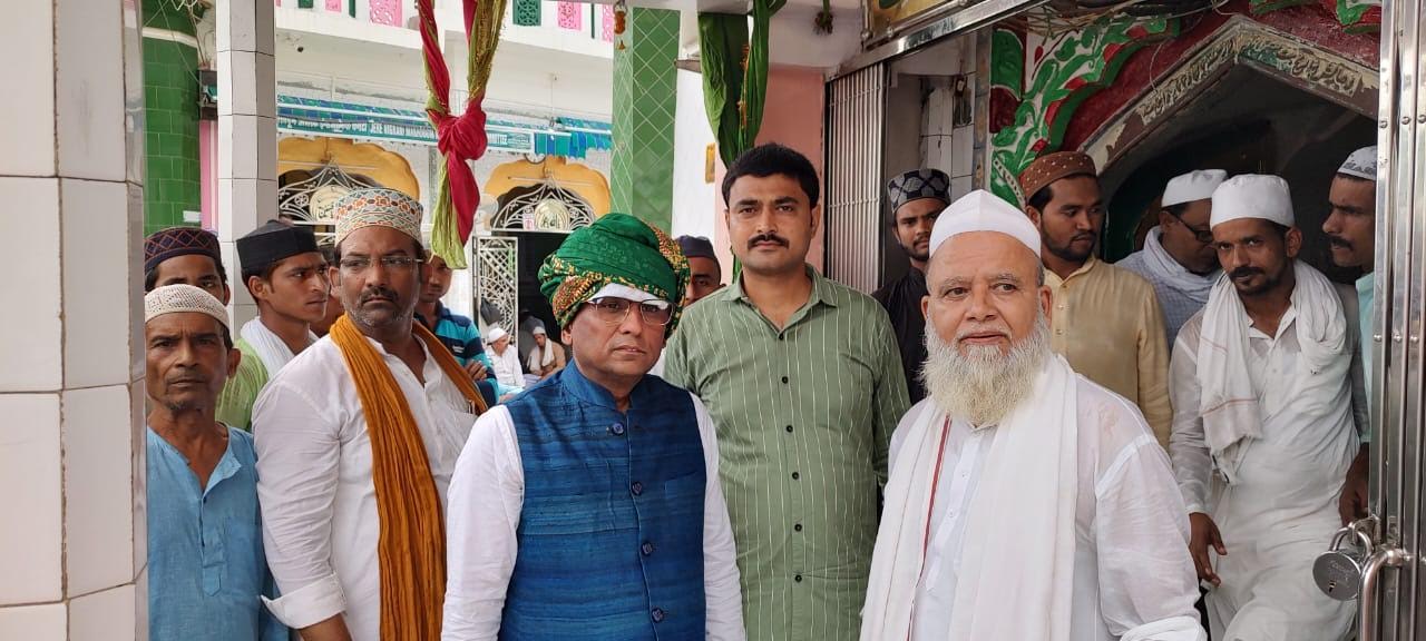 कोलकाता उच्च न्यायालय के न्यायमूर्ति न्यायाधीश ने प्रसिद्ध सूफी संत हजरत मखदूम अशरफ  की जियारत की