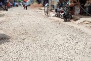 किछौछा दरगाह-भिदूण संपर्क मार्ग: एक माह में पूरा न हो सका डेढ़ किमी संपर्क मार्ग का पुनर्निमाण, राहगीर परेशान