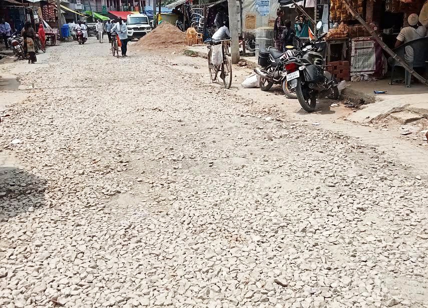 किछौछा दरगाह-भिदूण संपर्क मार्ग: एक माह में पूरा न हो सका डेढ़ किमी संपर्क मार्ग का पुनर्निमाण, राहगीर परेशान