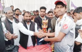 सकरा यूसुफपुर को हरा कर भूलेपुर की टीम हुई चैंपियन, चीफ गेस्ट फैजान खान ने 20 हजार नगद, 12 हजार और कप देकर विजेता व रनर टीम को सम्मानित किया, ग्रामीण स्तरीय क्रिकेट प्रतियोगिता का समापन