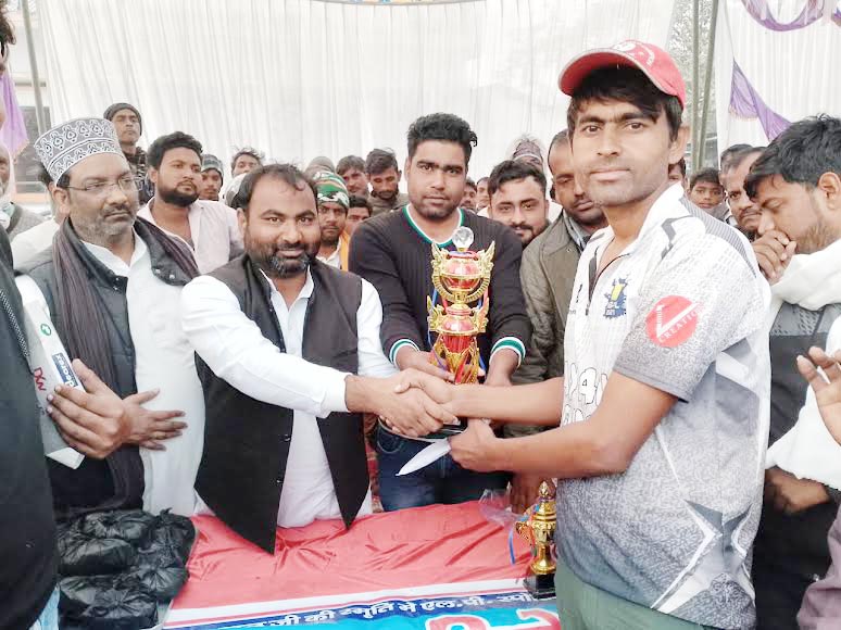 सकरा यूसुफपुर को हरा कर भूलेपुर की टीम हुई चैंपियन, चीफ गेस्ट फैजान खान ने 20 हजार नगद, 12 हजार और कप देकर विजेता व रनर टीम को सम्मानित किया, ग्रामीण स्तरीय क्रिकेट प्रतियोगिता का समापन