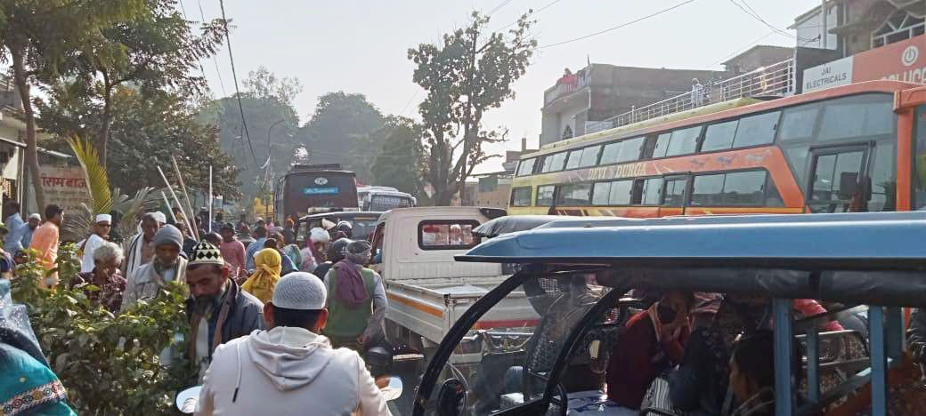 किछौछा दरगाह में अजमेरी मेला : जाम से कराहते व छटपटाते रहे लोग, रात मेंं खड़ी हुईं सैकड़ों बेतरतीब बसें, दिन में हुई भारी फजीहत