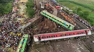 ओडिशा में हुए दर्दनाक हादसे में फंसे रेल यात्रियों और मृत व्यक्तियों के परिवार/मित्रों/रिश्तेदारों की सुविधा के लिए भारतीय रेलवे ने 139 हेल्पलाइन नंबर पर विशेष व्यवस्था की, हादसे में मृतक यात्रियों के परिजनों को 10 लाख, गंभीर रूप से जख्मी यात्रियों को 2 लाख और मामूली रूप से घायल के लिए 50 हजार रुपए देने का किया ऐलान, भारतीय रेलवे 7 जगहों पर कर रहा है इस राशि का भुगतान