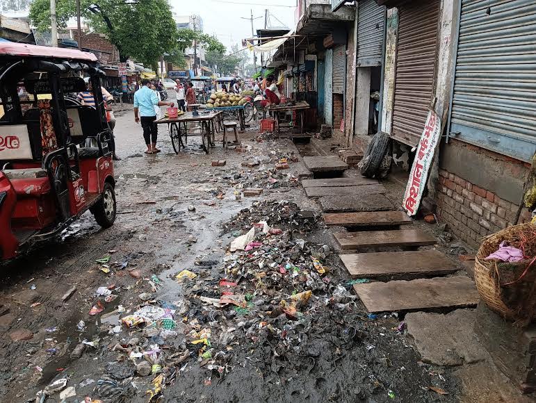 किछौछा नगर पंचायत में पहली बरसात से ही जगह-जगह जलभराव, अब आने वाला है 15 जुलाई, 15 जून तक शत प्रतिशत नाले-नालियों की साफ-सफाई न हो सकी, अध्यक्ष का बयान निकला चुनावी जुमला