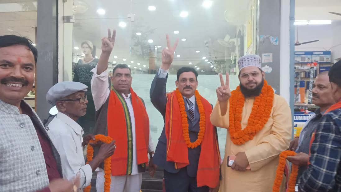 मध्य प्रदेश, राजस्थान व छत्तीसगढ़ विधानसभा चुनावों में ऐतिहासिक जनादेश मिलने पर मनाया जीत का जश्न, बांटी मिठाइयां, गले मिलकर दी एक दूसरे को मुबारकबाद