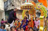 प्राण प्रतिष्ठा : किछौछा नगर में निकाली गई शोभायात्रा, महिलाओं ने आरती उतारी, लोगों ने पुष्प वर्षा करके स्वागत किया