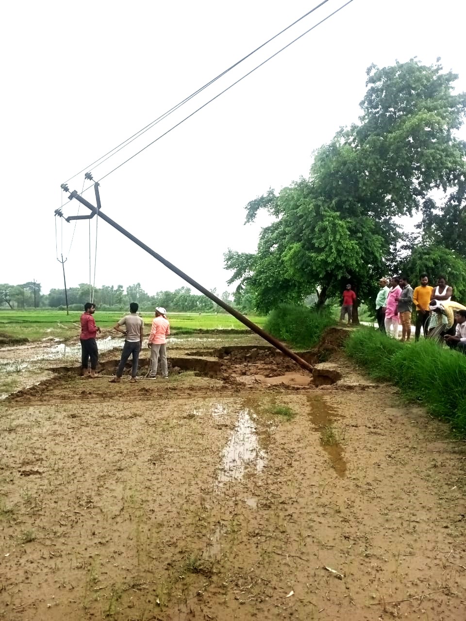 पांच फीडरों से 26 घंटे तक कई दर्जन गांवों में गुल रही बिजली, कहीं पेड़ गिरा तो कहीं खंभे उखड़े