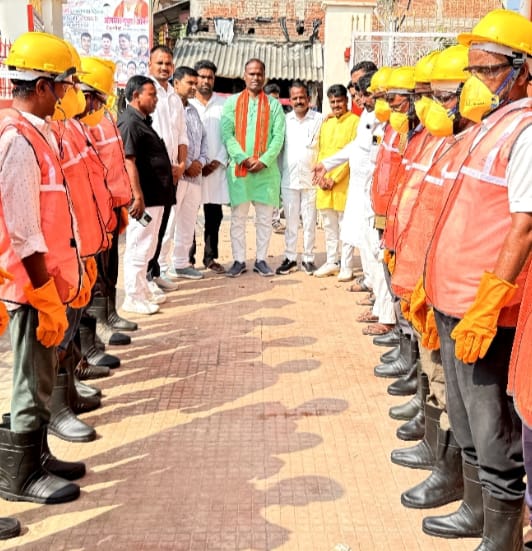 किछौछा चेयरमैन ने 180 सफाईकर्मियों में सुरक्षा सामग्रियों का किया वितरण, यूनिफार्म किट, हेल्मेट, गलब्ज, जूता, चश्मा बांटा गया