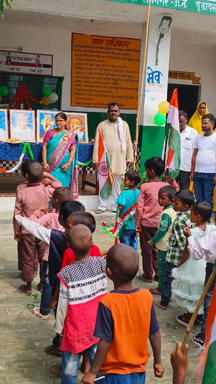 प्राथमिक विद्यालय अमोल बुजुर्ग में हर्षोल्लास के साथ मनाया गया स्वतंत्रता दिवस