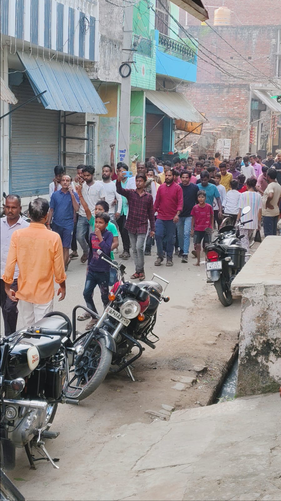 सोशल मीडिया पर एक संप्रदाय विशेष के खिलाफ आपत्तिजनक पोस्ट डालने पर बवाल, गिरफ्तारी की मांग को लेकर बंद रहीं बाजार की दुकानें, अंततः पुलिस कार्रवाई के बाद शांत हुआ मामला, 10वीं फेल है आरोपी युवक