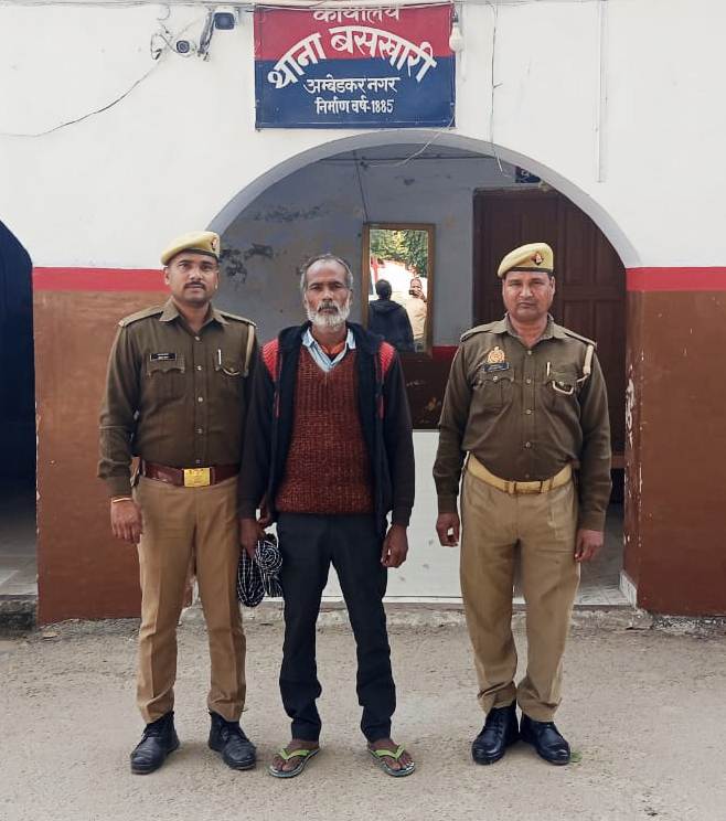 नमकीन बेचने वाले जायरीन के हत्यारोपी को 65 दिन बाद पुलिस ने गिरफ्तार कर भेजा जेल, बिहार से आकर किछौछा नगर पंचायत क्षेत्र में की थी हत्या, घटना को अंजाम देने के बाद दोनों आरोपी बिहार फरार हो गए थे