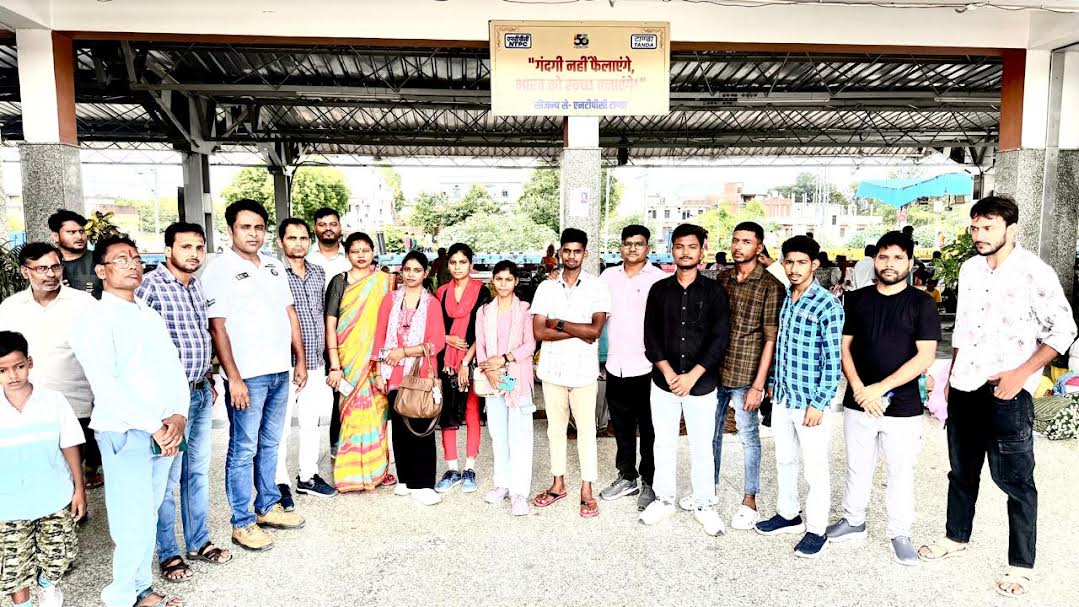 नवदुर्गा एलोपैथिक फार्मेसी कॉलेज के छात्र शैक्षिक यात्रा पर निकले, प्रबंधक डा. डॉ. दीपक सिंह व संरक्षक डॉ. डीपी सिंह ने हरी झंडी दिखा कर रवाना किया