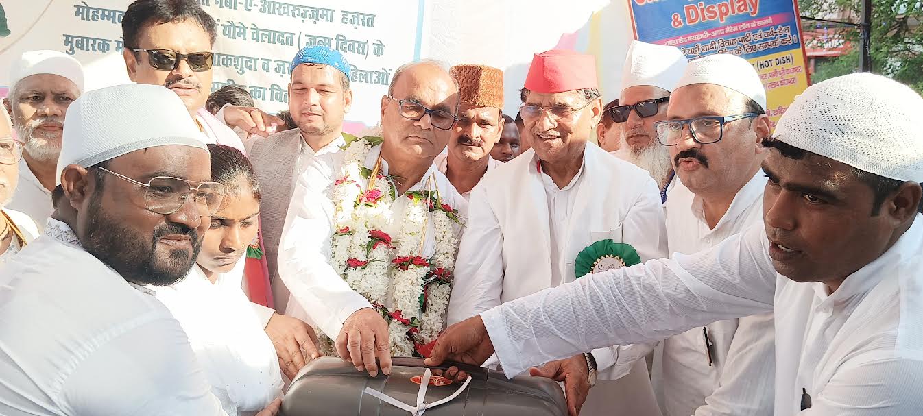 समाजिक संस्था बशीर फाउंडेशन की पहल : सांसद लालजी वर्मा, विधायक राममूर्ति वर्मा, पूर्व एमएलसी विशाल वर्मा के हाथों 21 विधवा महिलाओं में हुआ सिलाई मशीन का वितरण