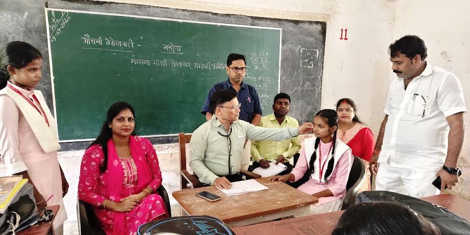 राष्ट्रीय बाल स्वास्थ्य कार्यक्रम टीम ने स्वास्थ्य परीक्षण में 300 विद्यार्थियों का किया स्वास्थ्य परीक्षण, 46 को किया चिन्हित