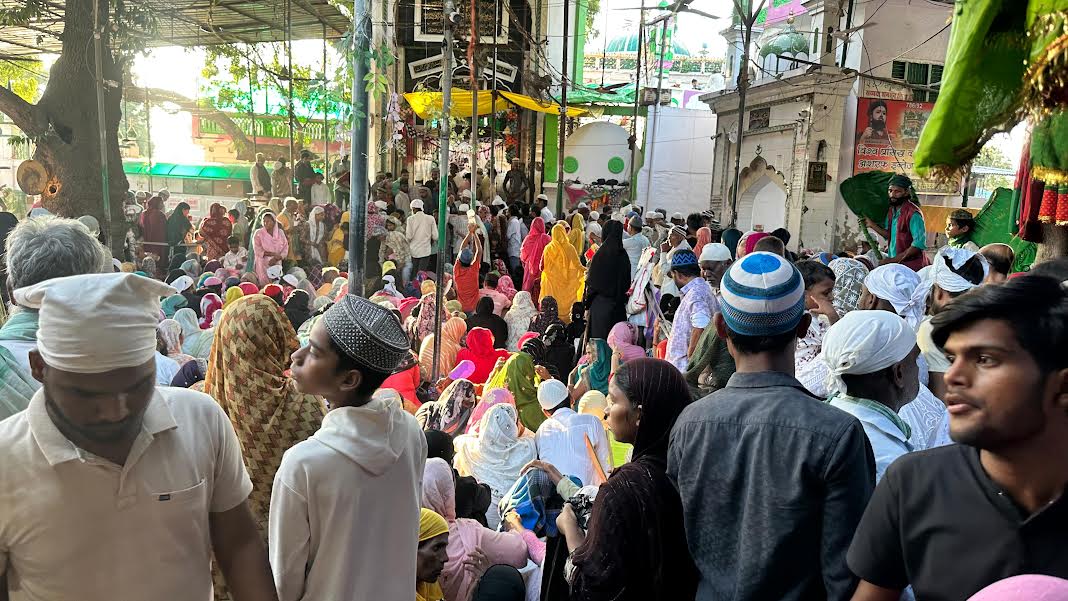 एहतियात के उपाय : नौचंदी मेले पर किछौछा दरगाह में भारी पुलिस बल तैनात, नए एसपी ने भी सुरक्षा व्यवस्था का लिया जाएजा