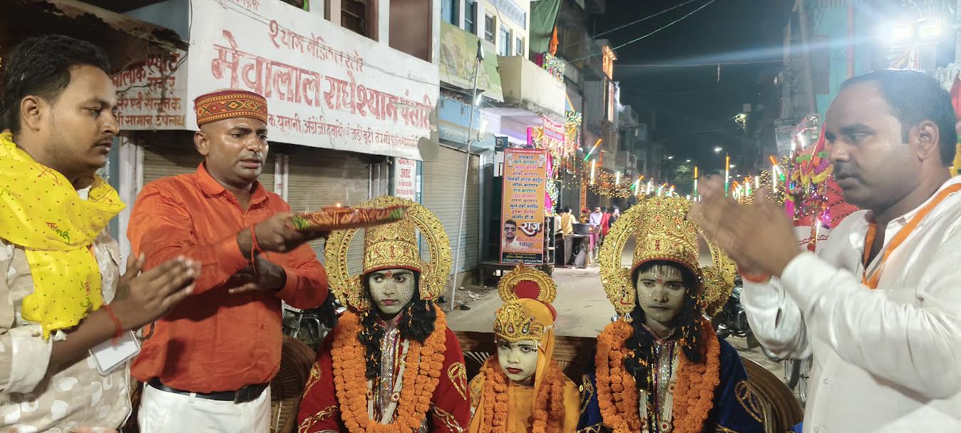 पूर्वांचल का ऐतिहासिक भरत मिलाप : भरत मिलाप को देखकर आंखें हुईं नम, उमड़े श्रद्धालु, पुष्पवर्षा के बीच लगे जय श्रीराम के नारे