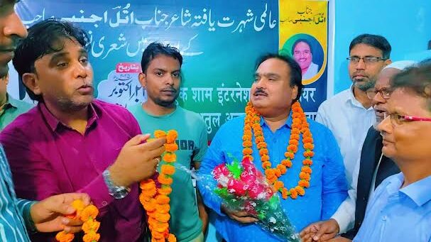 इंटरनेशनल शायर अतुल श्रीवास्तव उर्फ़ अतुल अजनबी को मिला अनवर जलालपुरी शान-ए-अवध सम्मान