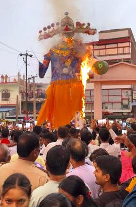 बसखारी : रावण वध मेले में उमड़े लोग, रावण के विशाल पुतले का किया गया दहन