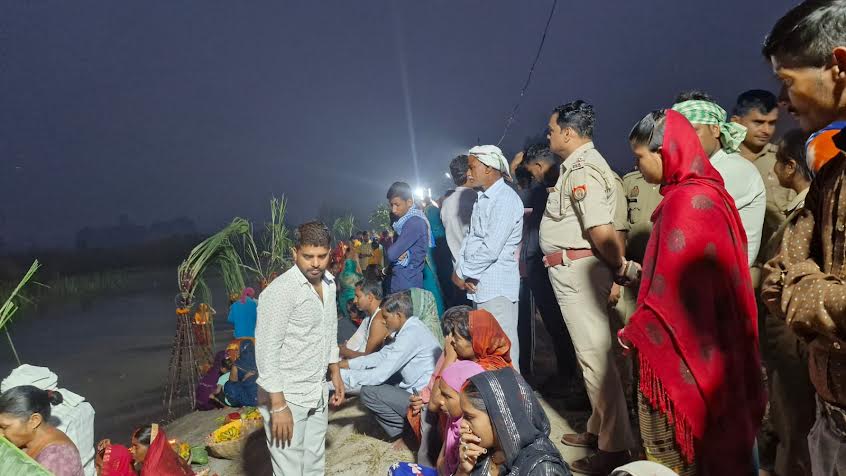 छठ पूजा : निकाय किछौछा के घाटों पर दिखा भक्ति, आस्था व श्रद्धा का अभूतर्पूव संगम, चेयरमैन के अधिकारविहीन होने के बावजूद नगर पंचायत प्रशासन ने किया बेहतर इंतेजाम, घाटों की सुरक्षा में एसओ बसखारी भी रहे मुस्तैद