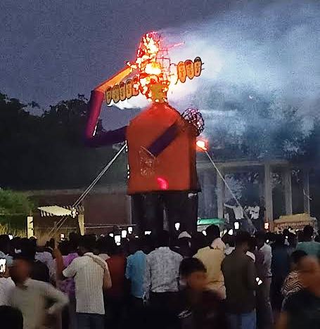 किछौछा में धू-धू कर जला 40 फिट का रावण, शोभायात्रा का जगह-जगह हुआ स्वागत, पुलिस रही मुस्तैद