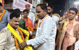 रामलीला समिति के पदाधिकारियों ने एसओ बसखारी का किया स्वागत, चेयरमैन के अधिकारविहीन होने के बावजूद श्रद्धालुओं के लिए नगर पंचायत प्रशासन ने लगाया प्रसाद वितरण कैंप