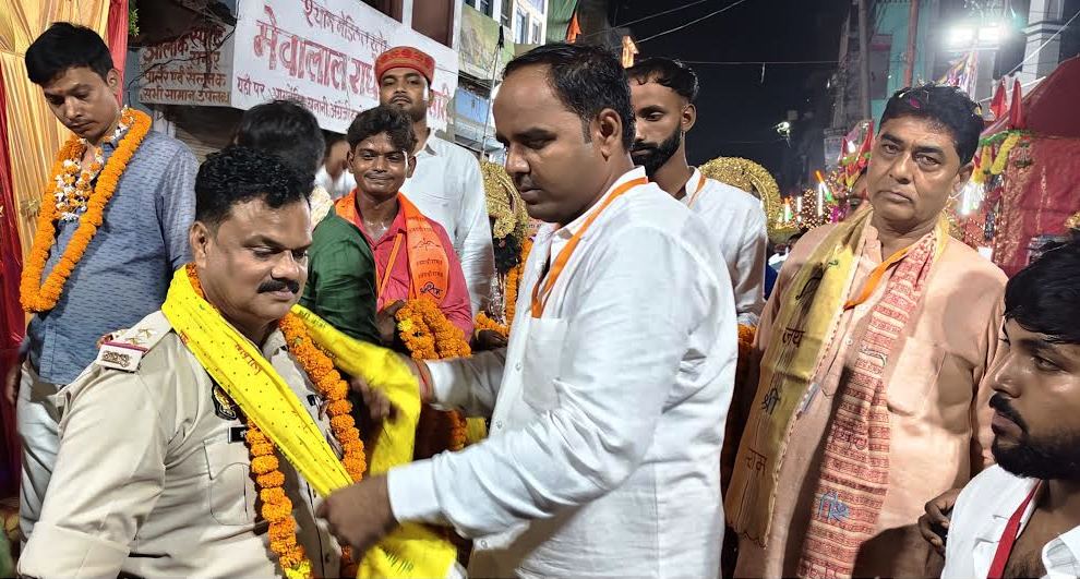 रामलीला समिति के पदाधिकारियों ने एसओ बसखारी का किया स्वागत, चेयरमैन के अधिकारविहीन होने के बावजूद श्रद्धालुओं के लिए नगर पंचायत प्रशासन ने लगाया प्रसाद वितरण कैंप