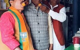 बिहार विधानसभा चुनाव में एनडीए की बड़ी जीत पर भाजपा नेताओं ने मनाया जश्न, मुंह मिठा करा कर व गले मिलकर किया खुशी का इजहार