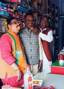 बिहार विधानसभा चुनाव में एनडीए की बड़ी जीत पर भाजपा नेताओं ने मनाया जश्न, मुंह मिठा करा कर व गले मिलकर किया खुशी का इजहार