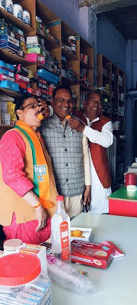 बिहार विधानसभा चुनाव में एनडीए की बड़ी जीत पर भाजपा नेताओं ने मनाया जश्न, मुंह मिठा करा कर व गले मिलकर किया खुशी का इजहार