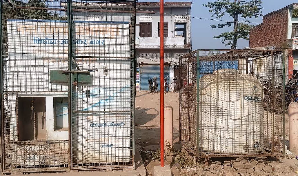 बसखारी में आरओ प्लांट खराब होने से पेय जल के लिए तरस रहे कई जिलों के यात्री, निकाय किछौछा से शिकायत करके थक चुके हैं स्थानीय लोग