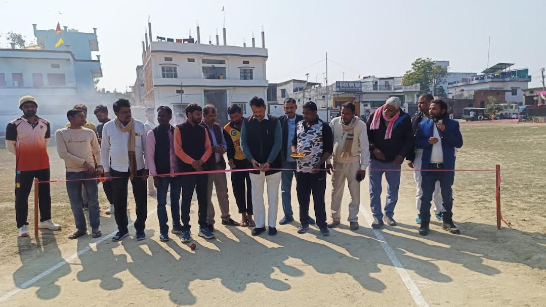 बीडीसी सदस्य संजय वर्मा की याद में अंतरजनपदीय क्रिकेट टूर्नामेन्ट : मुख्य अतिथि पूर्व एमएलसी व सपा नेता विशाल वर्मा ने फीता काट कर किया उद्घाटन, पहले मैच में बसखारी ने बजदहिया पाईपुर को हराया