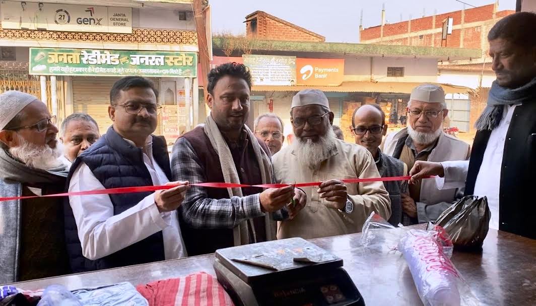 पूर्व विधायक पुत्र मुसाब अजीम ने लकी डेयरी सेंटर का फीता काट कर किया उद्घाटन