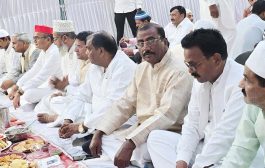 खानवाद-ए-अशरफिया के सै. मसूदुल हसन की याद में सालाना फातेहा का आयोजन, रोजा इफ्तार पार्टी में सांसद लालजी वर्मा, विधायक राममूर्ति वर्मा, पूर्व जिपं अध्यक्ष, पूर्व एमएलसी समेत अन्य रोजेदारों का आले मुस्तफा व मोहम्मद अशरफ ने किया स्वागत