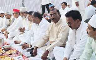 खानवाद-ए-अशरफिया के सै. मसूदुल हसन की याद में सालाना फातेहा का आयोजन, रोजा इफ्तार पार्टी में सांसद लालजी वर्मा, विधायक राममूर्ति वर्मा, पूर्व जिपं अध्यक्ष, पूर्व एमएलसी समेत अन्य रोजेदारों का आले मुस्तफा व मोहम्मद अशरफ ने किया स्वागत