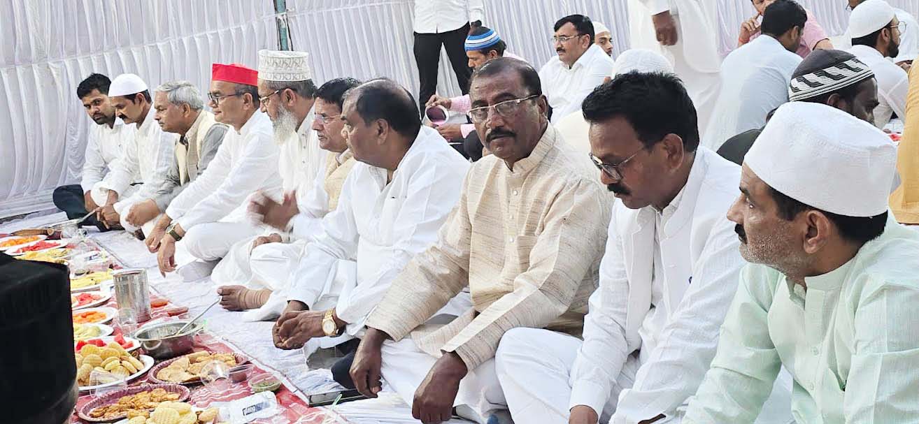 खानवाद-ए-अशरफिया के सै. मसूदुल हसन की याद में सालाना फातेहा का आयोजन, रोजा इफ्तार पार्टी में सांसद लालजी वर्मा, विधायक राममूर्ति वर्मा, पूर्व जिपं अध्यक्ष, पूर्व एमएलसी समेत अन्य रोजेदारों का आले मुस्तफा व मोहम्मद अशरफ ने किया स्वागत