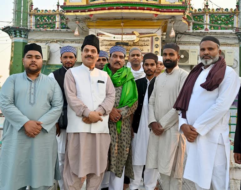 देश के मशहूर सूफी कव्वाल तस्लीम आरिफ ने सूफी संत हजरत मखदूम अशरफ की दरगाह पर हाजिरी दी, गर्मजोशी से हुआ इस्तकबाल