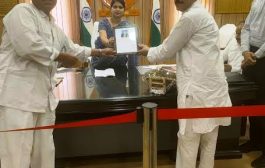 इंकलाबी शायर कुमैल अहमद ने नवागत डीएम से की मुलाकात, स्मृति चिन्ह भी सौंपा