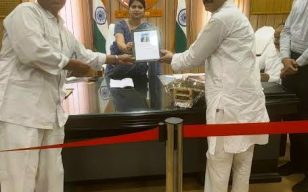 इंकलाबी शायर कुमैल अहमद ने नवागत डीएम से की मुलाकात, स्मृति चिन्ह भी सौंपा