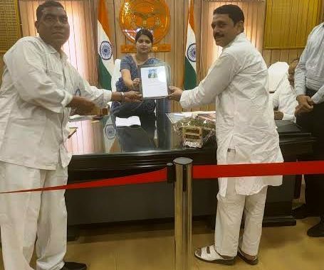 इंकलाबी शायर कुमैल अहमद ने नवागत डीएम से की मुलाकात, स्मृति चिन्ह भी सौंपा