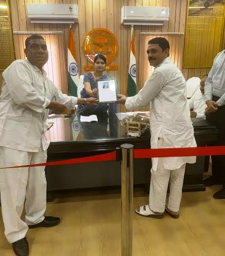 इंकलाबी शायर कुमैल अहमद ने नवागत डीएम से की मुलाकात, स्मृति चिन्ह भी सौंपा