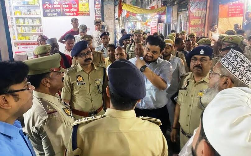 किछौछा दरगाह का 640 वां गुस्ल मुबारक : डीएम अनुपम शुक्ल व एसपी अभिजित आर शंकर का प्रयास रंग लाया, एसडीएम टांडा की हो रही सराहना, एसओ बसखारी ने भी की कड़ी मशक्कत, देश के जायरीनों ने कहा : शुक्रिया जिला प्रशासन