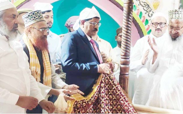हाईकोर्ट के न्यायाधीश ने सूफी संत हजरत मखदूम अशरफ के मजार पर चढ़ाई चादर, मांगी गई दुआएं