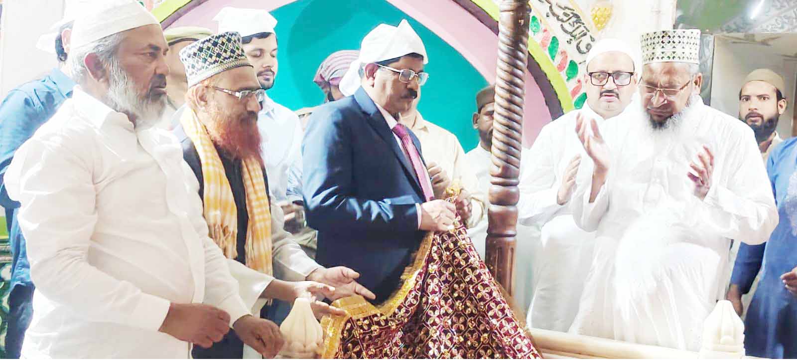हाईकोर्ट के न्यायाधीश ने सूफी संत हजरत मखदूम अशरफ के मजार पर चढ़ाई चादर, मांगी गई दुआएं