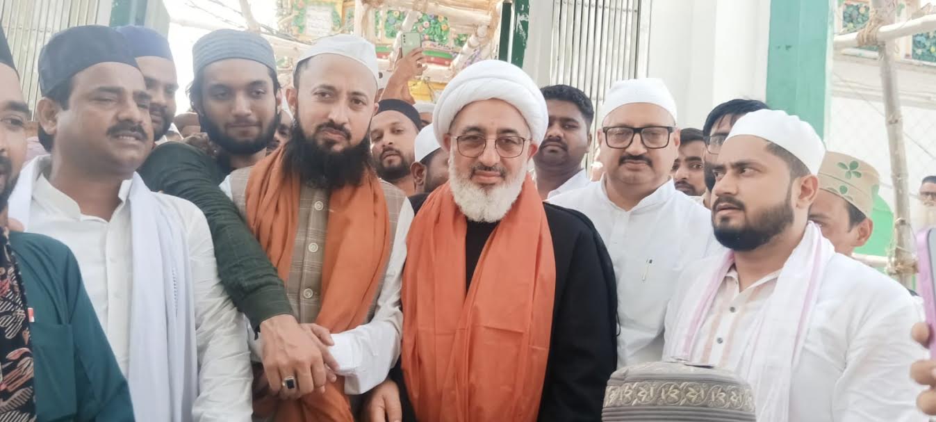ईरान के सुप्रीम लीडर अयातुल्लाह अली खामेनाई के प्रतिनिधि ने किछौछा दरगाह में की जियारत, मांगी दुआएं, कहा-इंडिया व ईरान के बीच और मधुर व मजबूत रिश्ते बने रहेंगे