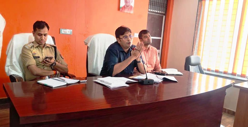 किछौछा नगर पंचायत में प्रशासन ने की महत्वपूर्ण बैठक: किछौछा दरगाह के सभी गेस्ट हाउस संचालक रजिस्ट्रेशन कराएं: एसडीएम टांडा, सराय अधिनियम 1867 अथवा उप्र बेड एंड ब्रेक फास्ट ( बीएंडबी ) एवं होम स्टे नीति 2025 के तहत हो रजिस्ट्रेशन