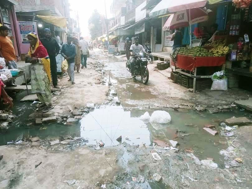 45 दिन के बाद भी नहीं पूरा हो सका 400 मीटर नाली निर्माण का कार्य, दरगाह नई बस्ती के लोगों का हुआ मेला खराब, बाहर से आने वाले वाहनों का आवागमन बंद