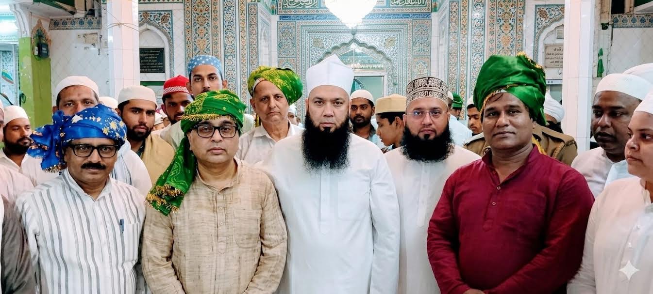 वाई श्रेणी के सुरक्षा प्राप्त अल्पसंख्यक मोर्चा के राष्ट्रीय अध्यक्ष ने किछौछा दरगाह में की जियारत, मांगी गई दुआएं