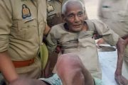 तड़पते बुजुर्ग को अस्पताल पहुंचा कर पुलिसकर्मियों ने पेश की मानवता की मिसाल